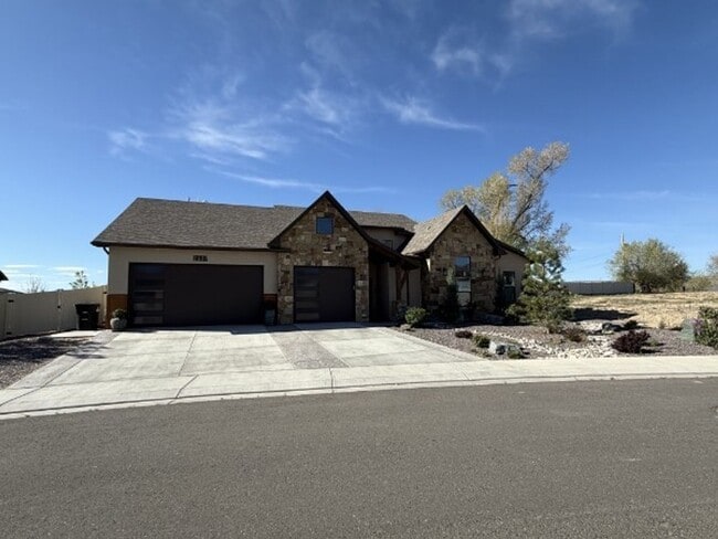 Your Private Oasis Awaits: Spacious 4BR Home with Premium Amenities - Your Private Oasis Awaits: Spacious 4BR Home with Premium Amenities