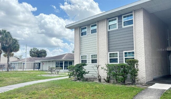 Building Photo - 860 Sky Lake Cir