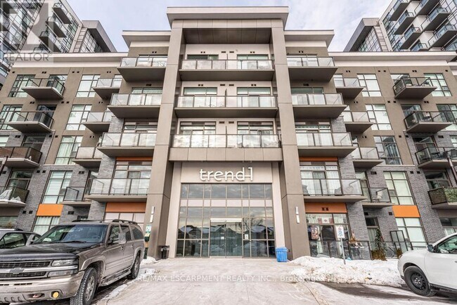 Building Photo - 450 Dundas St E