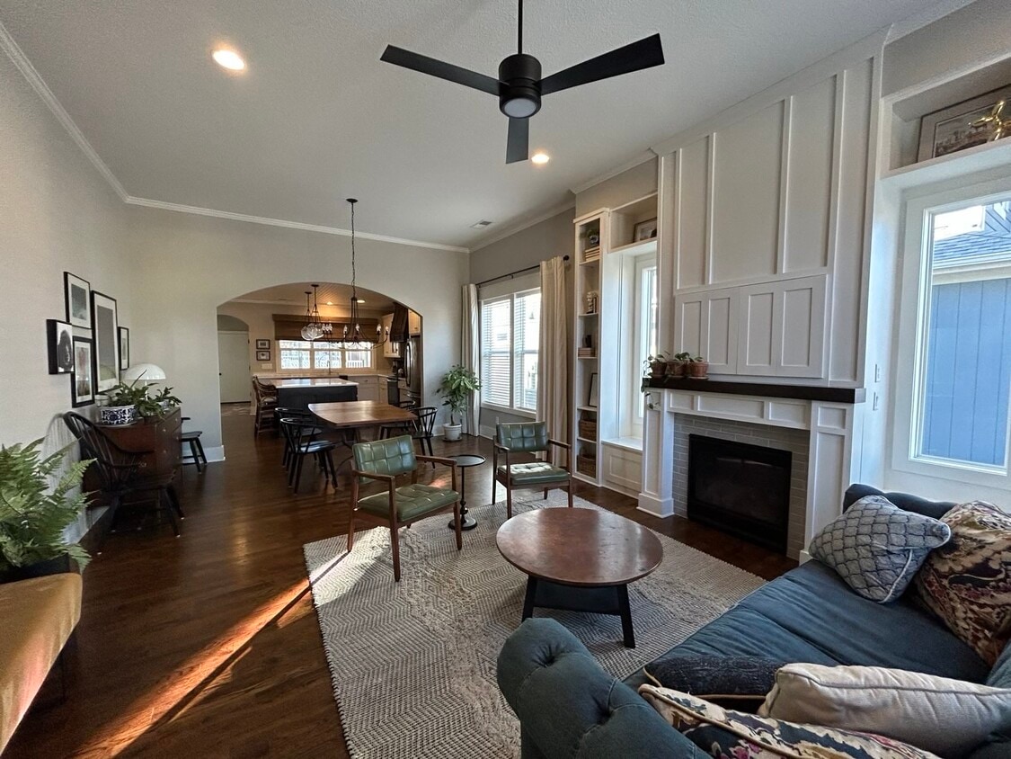 Spacious living/dining with vaulted ceiling and gas fireplace - 405 E 32nd Ave