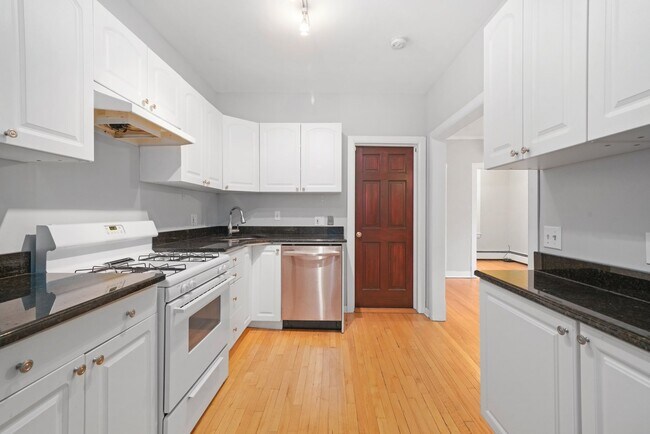 Building Photo - 3456 N Leavitt St