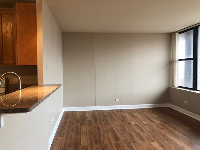 Building Photo - 345 E Eastgate Pl
