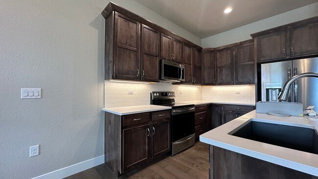 Building Photo - Great Townhouse in Windsor