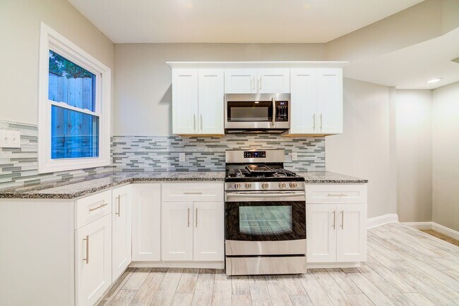 Foto del edificio - FULLY RENOVATED 3 BEDROOM HOUSE IN THE HEA...
