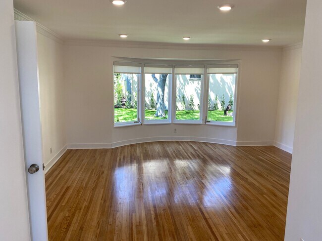 Building Photo - 3318 Rowena Avenue, Unit Unit 2