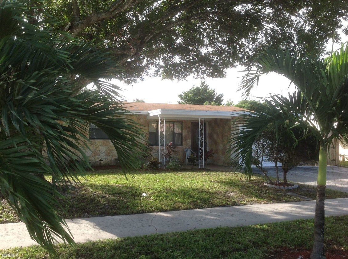 Primary Photo - 3 br, 2 bath House - 130 NE 5th Street