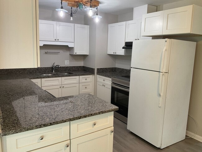 Building Photo - 104 Greencrest Cir