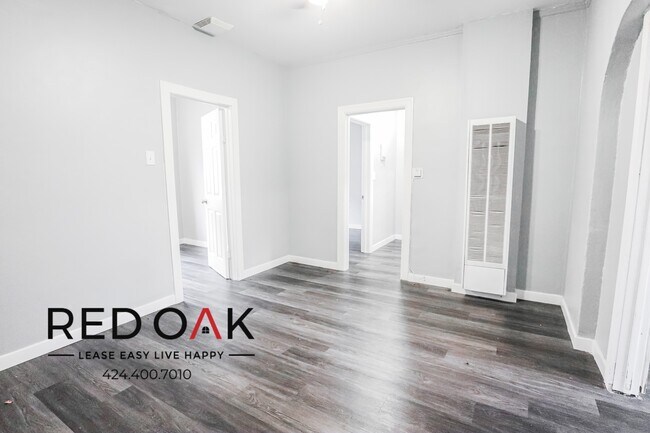 Foto del edificio - Charming, Spacious, and Sunny Three Bedroo...