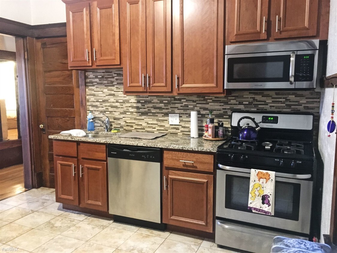 Primary Photo - 1550 N La Salle Dr