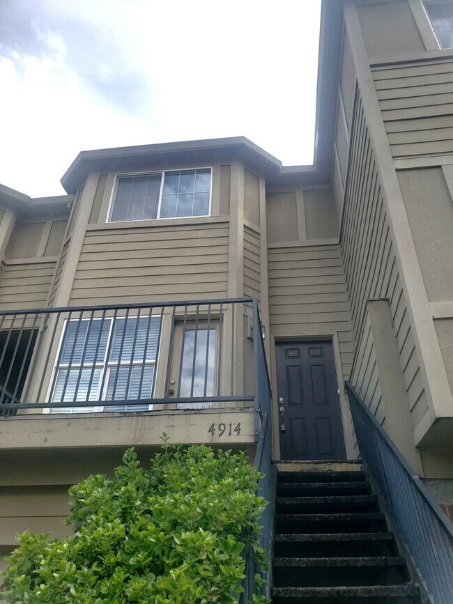 Building Photo - Large 3-bed Townhouse in Terwilliger South