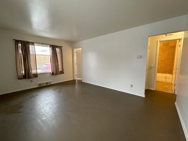 Building Photo - 963