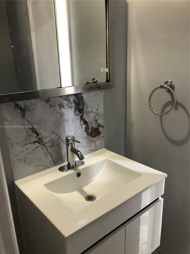 Building Photo - 1 bedroom in Hollywood FL 33024