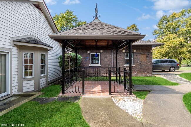 Building Photo - 2542 N Talbott St