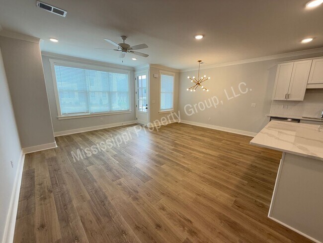 Building Photo - 703 Miramar Ln