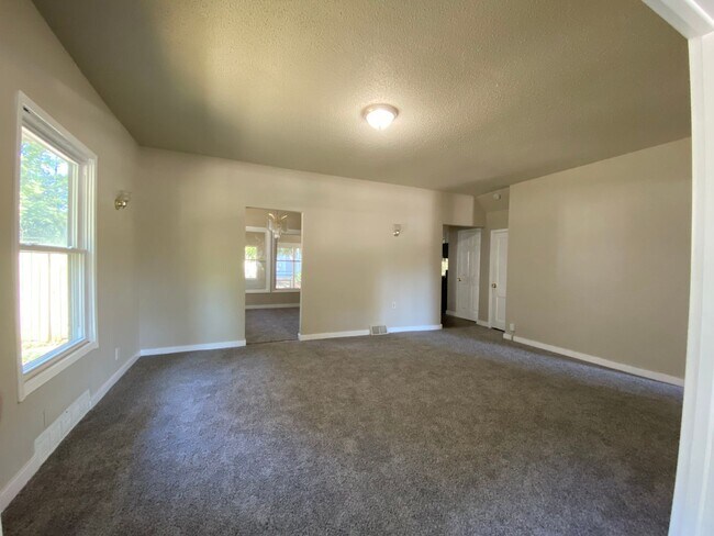 Foto del edificio - 4 Bedroom 2 Bathroom 2 Stall Detached Garage