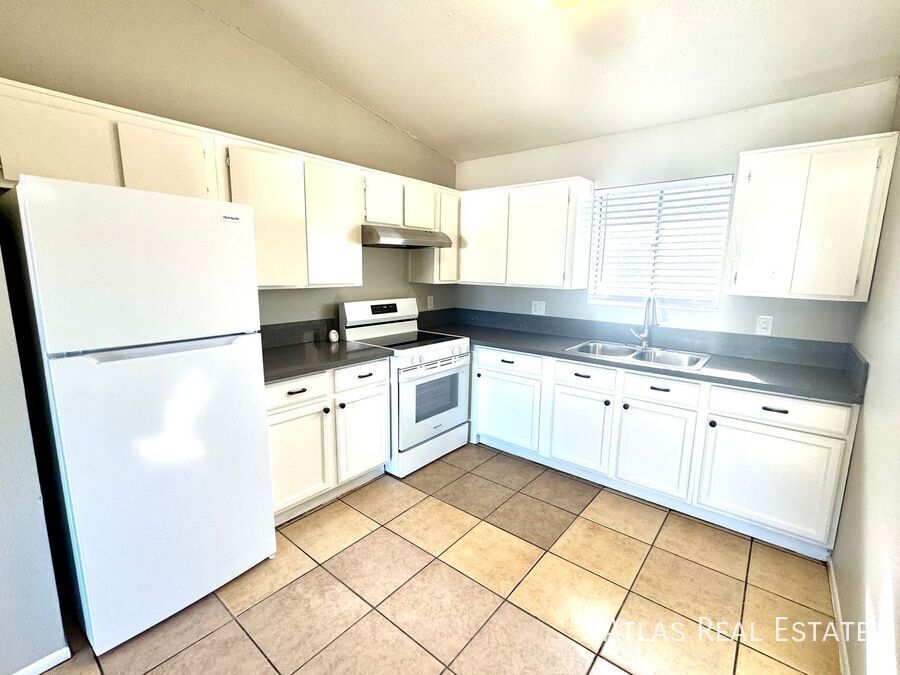 Foto principal - ONE MONTH FREE! Available! 2 bed/ 1 bath A...