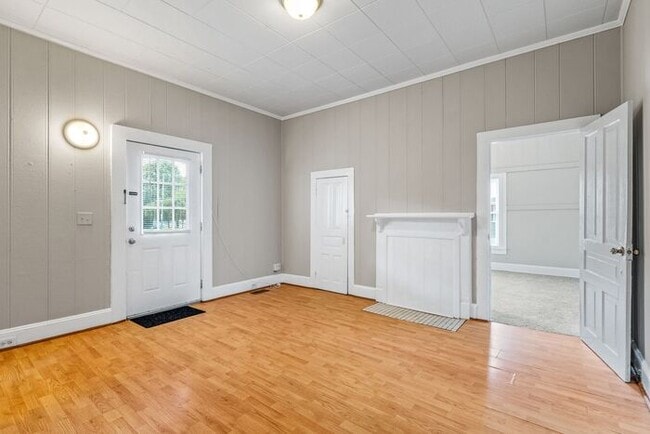 Building Photo - UNCG area with 3 bedrooms and 1 bath, Cent...