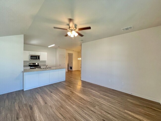Building Photo - 1712 Castroville Trl