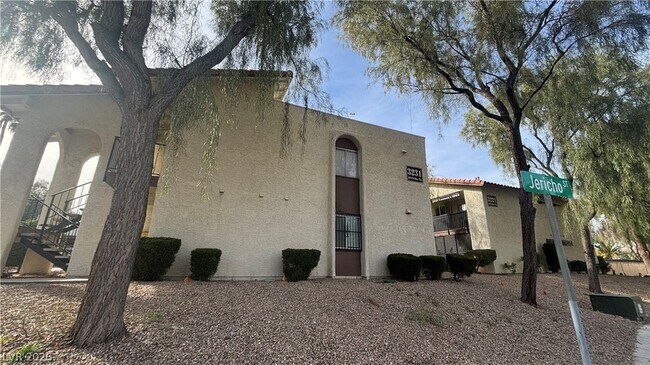 Foto del edificio - 3231 Jericho St