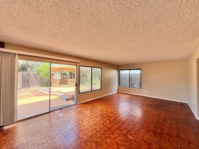Building Photo - Fabulous 4 bedroom 2 1/2 Bath Home!