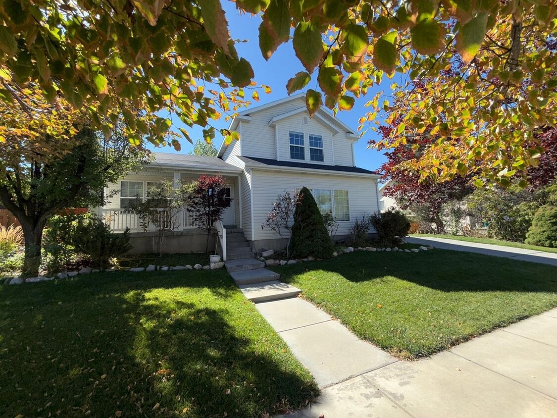 Primary Photo - Spacious Tri-Level Home for Rent in Tooele...