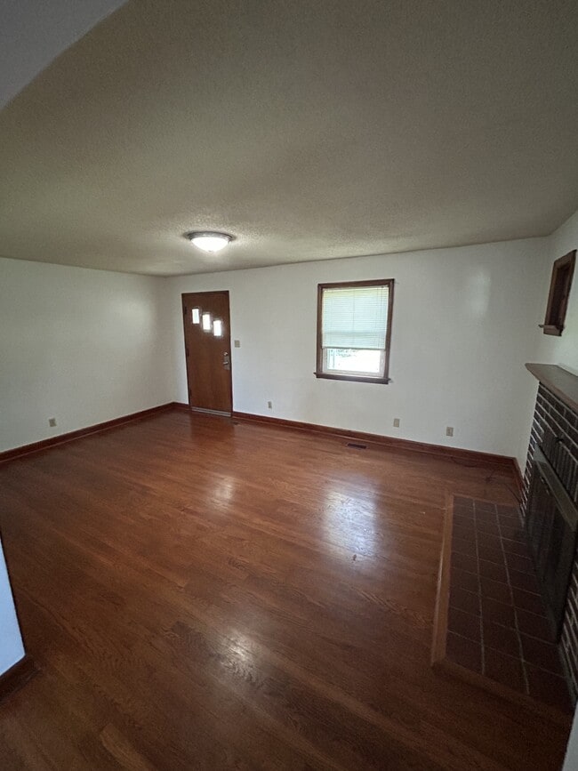 Building Photo - 838 Jenny Wren Dr