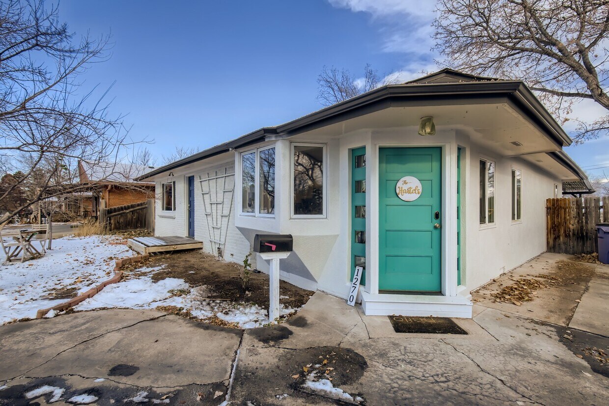 Foto principal - 1270 S Lowell Blvd