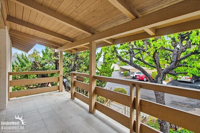 Foto del edificio - Charming 2Bdm 2Ba Condo with Scenic Views in Lake San Marcos!