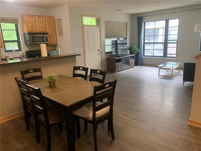 Foto del edificio - 2566 Ellis Ave