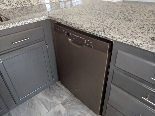 Foto del edificio - Gorgeous  1BR Condo Near UTK | Parking, On-site Laundry