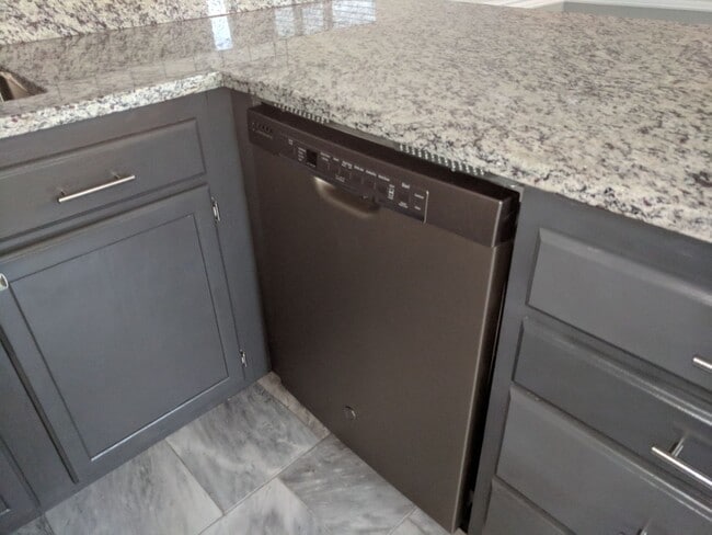 Building Photo - Gorgeous  1BR Condo Near UTK | Parking, On-site Laundry