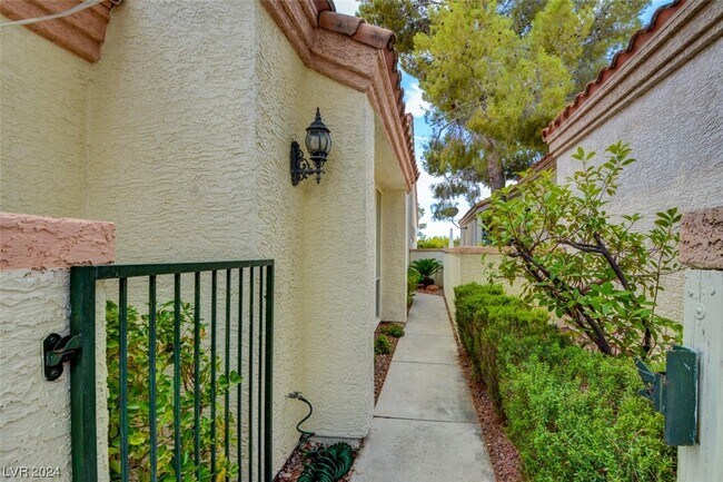 Building Photo - 8941 Diamond Falls Dr