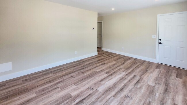 Foto del edificio - Knoxville 37921 - Brand New 3 Bedroom, 2 Full Bath Duplex Unit near downtown and Western Avenue -...