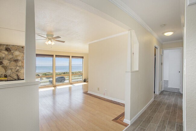 Building Photo - 1825 Shoreline Drive #202 - 2 bedroom | 2 ...