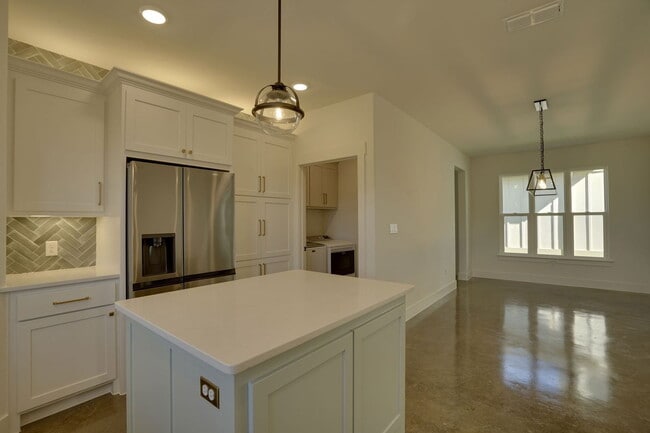 Building Photo - 302 Red Bird Ln