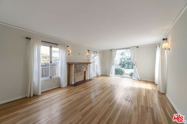 Foto del edificio - 1349 Meadowbrook Ave