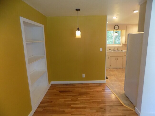 Foto del edificio - Charming little home in the woods for rent...