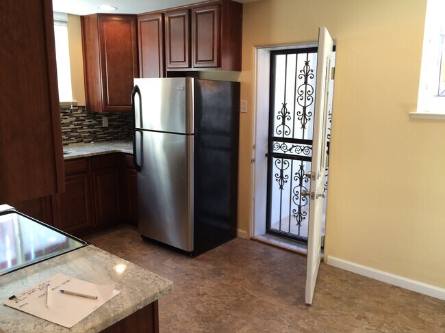 Stainless steel appliances - 1311 Jasmine St