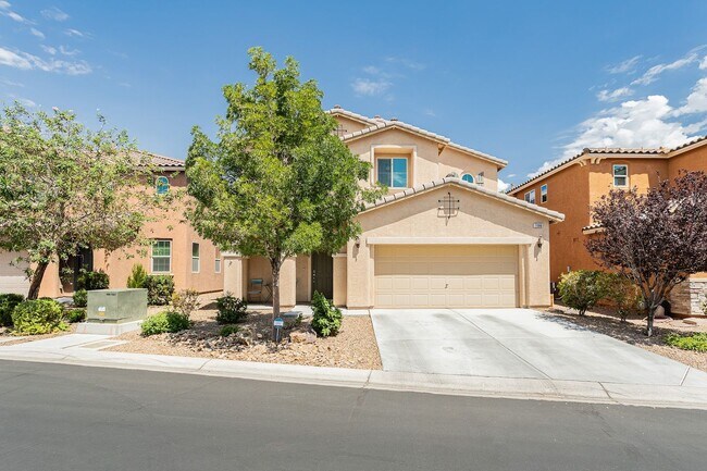 Foto del edificio - Exquisite 5 bedroom 4 bathroom home with fresh paint and new carpet waiting for you!