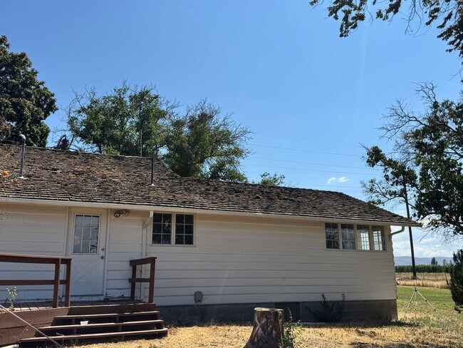 Foto del edificio - West Valley 3 bedroom country home with 3 bay shop