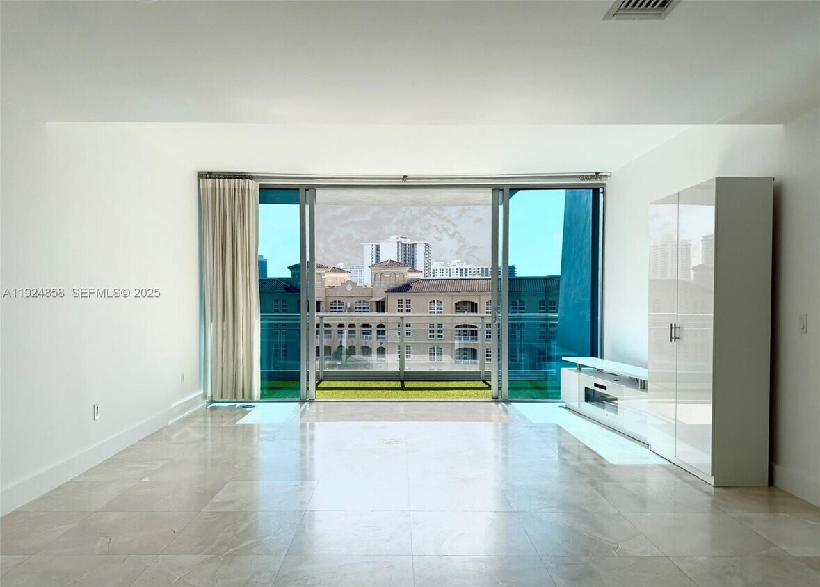 Foto principal - 2950 NE 188th St