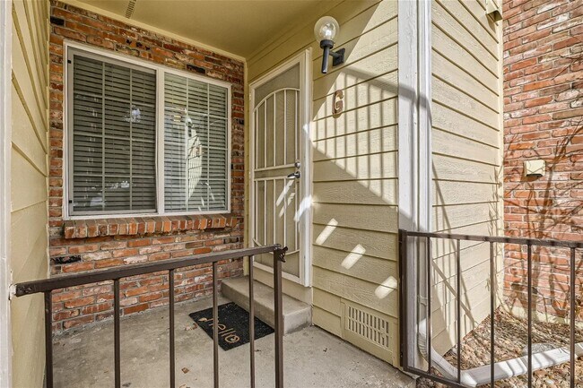Building Photo - Beautiful 2 bed 1 bath Condo in Aurora