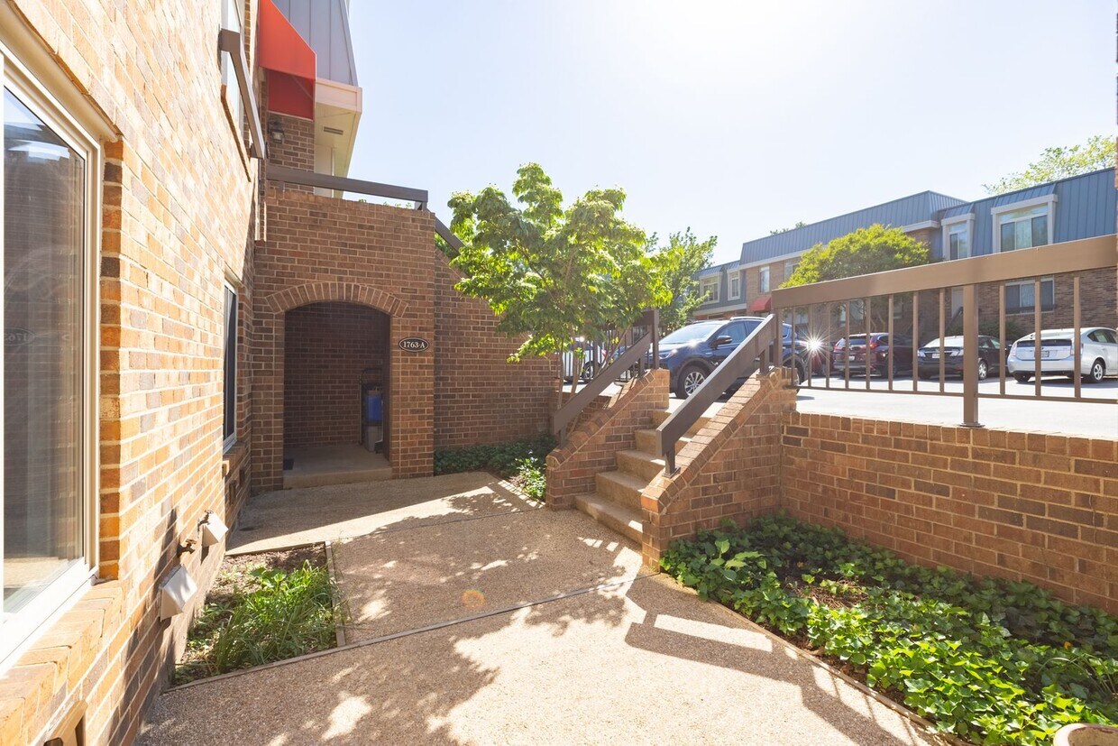 Foto principal - Beautiful 2-bedroom, 1.5-bath