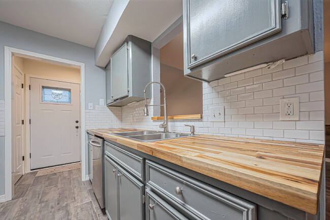 Building Photo - "NEWLY REMODELED 2-Bed Townhouse with 2.5 ...