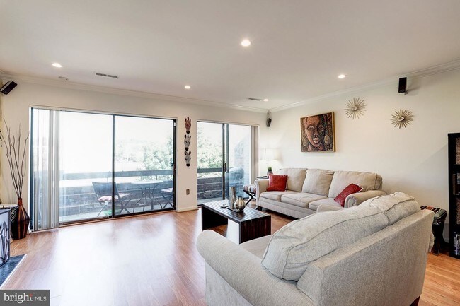 Foto del edificio - 1023 Quincy St NE