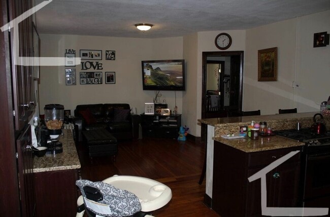 Building Photo - Coolidge Corner Area of Brookline. In-Unit Washer and Dryer, Heat, Hot Water Included, Bonus Room