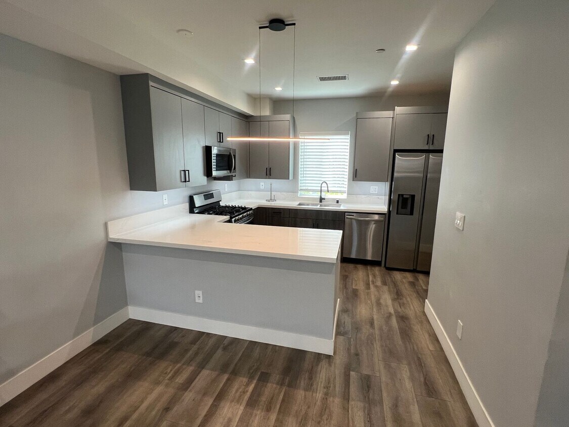 Foto principal - 14759 Friar St