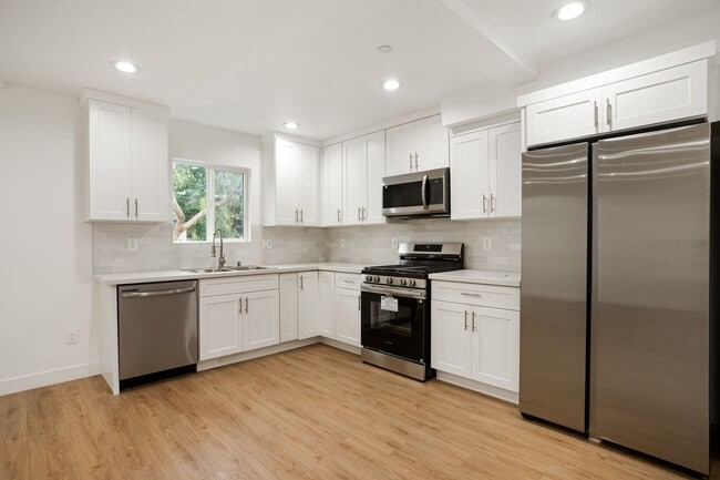 Building Photo - 4232 Rosewood Ave