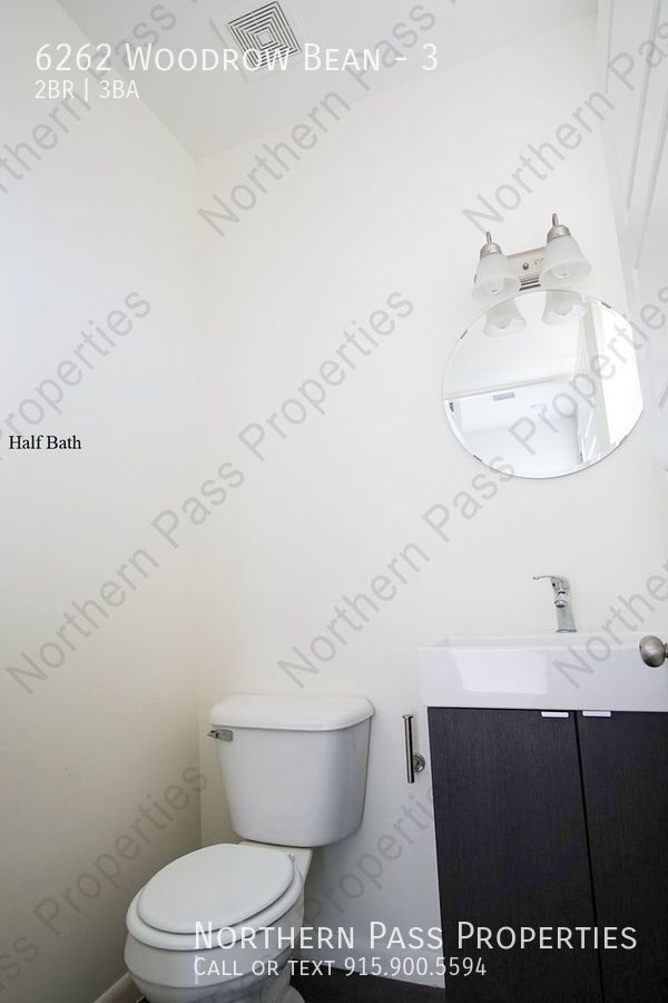 Foto del edificio - Modern 2 BDR Townhome Near Railroad Dr!