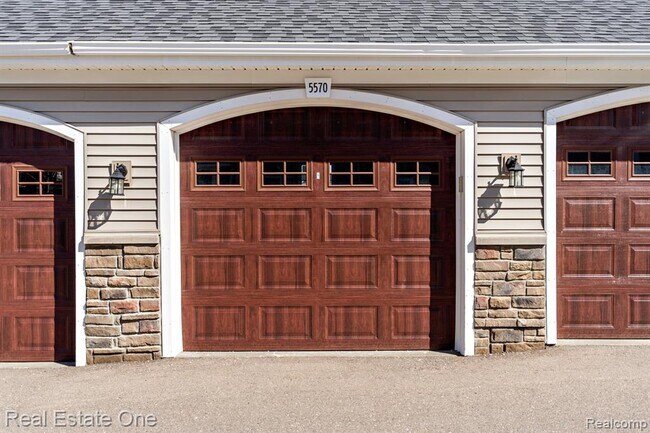 Foto del edificio - 5570 Arbor Chase Dr